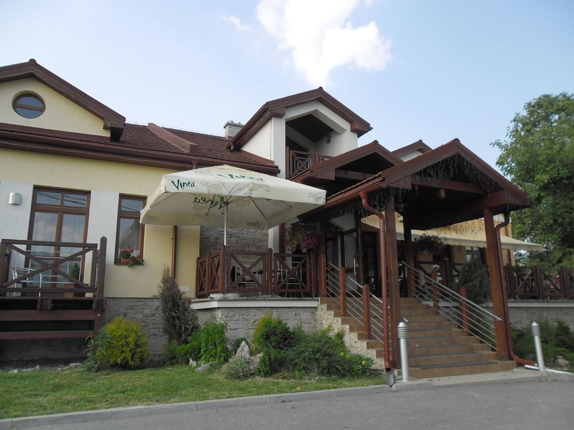 Red Deer Hotel Brezno Zewnętrze zdjęcie